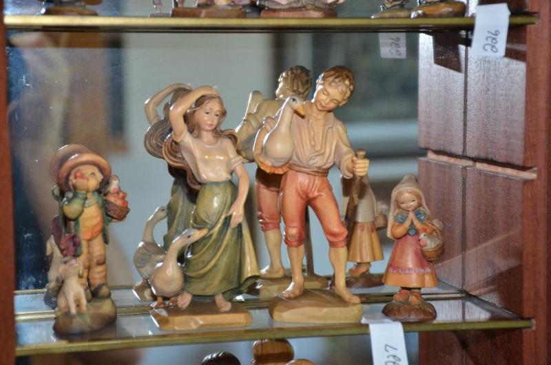lot 227 image: Anri Italy Wood Carvings. &quotLove Message&...