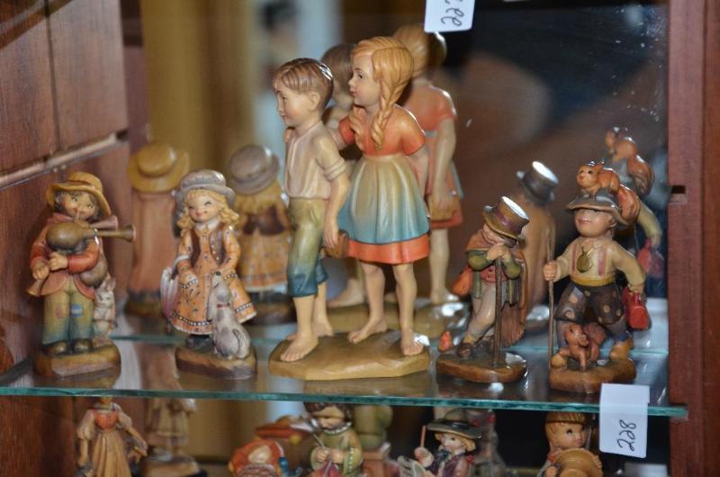 lot 228 image: 5 Anri Wood Figurines. Jolly Piper by Ferrand...
