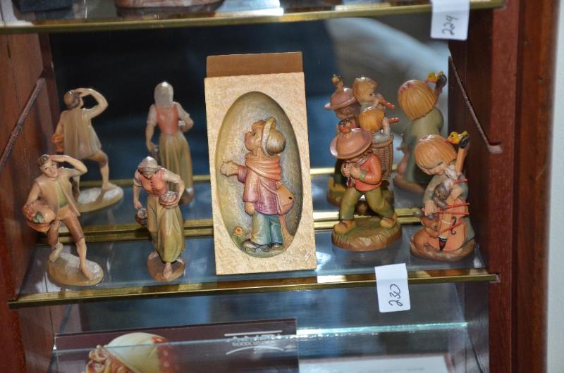 lot 230 image: 4 Anri&nbspWood Carving Figures and 1 wall h...