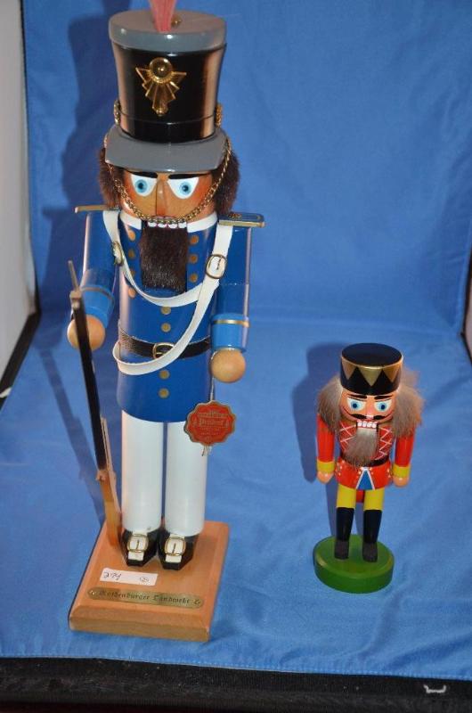 lot 274 image: 2 nutcrackers. 1 tall and 1 short. Small one&...