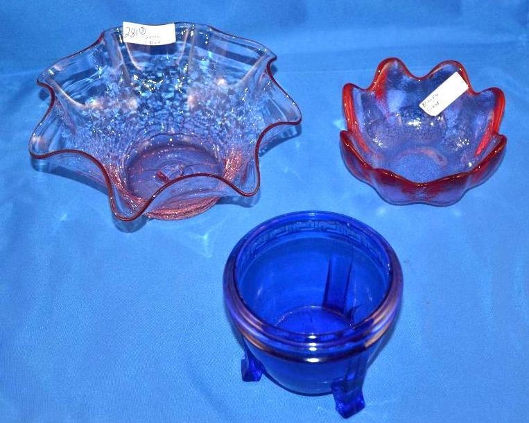 lot 281 image: Blenko Rose Petal Glass Bowl Pink Ruffled Gla...