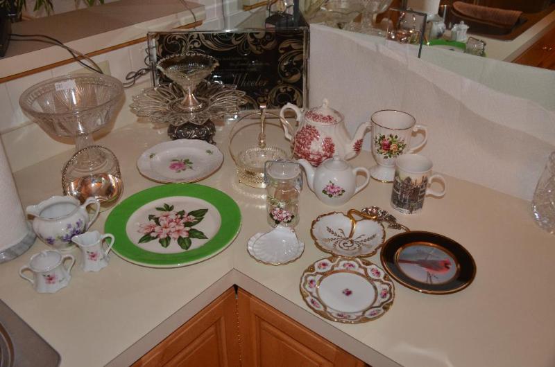 lot 284 image: Lot of Collectible Glassware.&nbspBring pack...