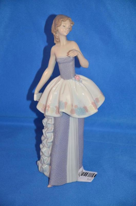 lot 36 image: Lladro Young girl &quotGrand Entrance" ...