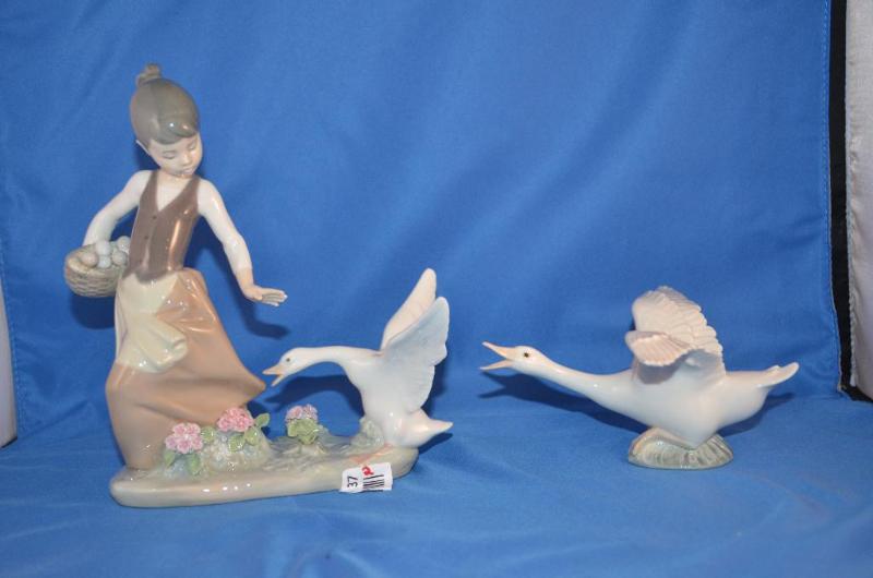lot 37 image: Lovely Lladro Aggressive Duck #1288.  19...