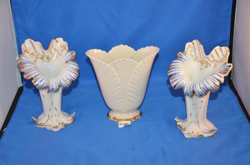lot 57 image: Lenox Fan Vase Gold trim 6" tall cream l...