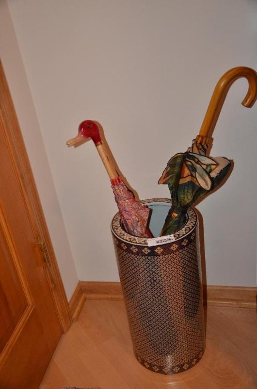 lot 59 image: Oriental design Umbrella stand 18" tall ...