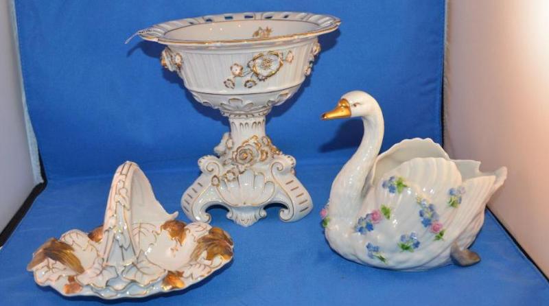 lot 65 image: Von Schierholz&nbspDishes with gold accents....