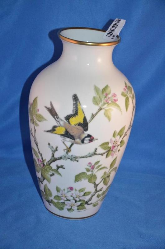 lot 81 image: Franklin Mint Porcelain The Woodland Bird Vas...