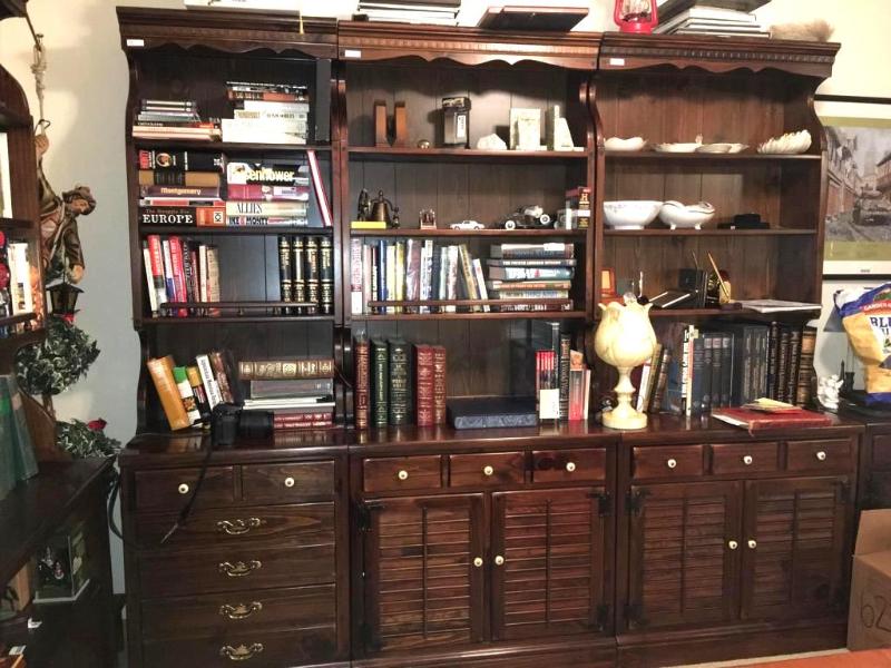 lot 12 image: Ethan Allen bookshelf with 1 drawer and 2 doo...