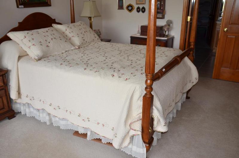 lot 2A image: Queen size quilt with pillow duvet covers as ...