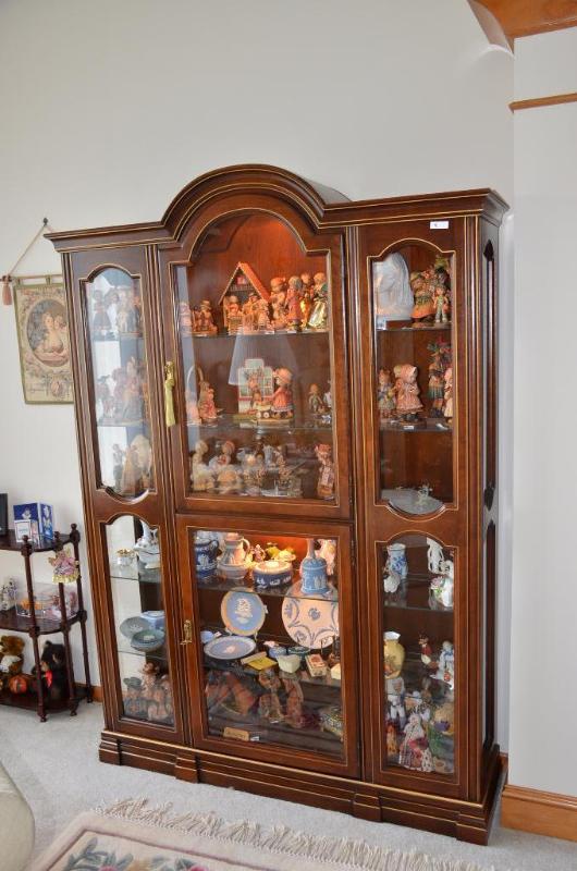 lot 4 image: Beautiful lighted curio cabinet. Approx 13.75...