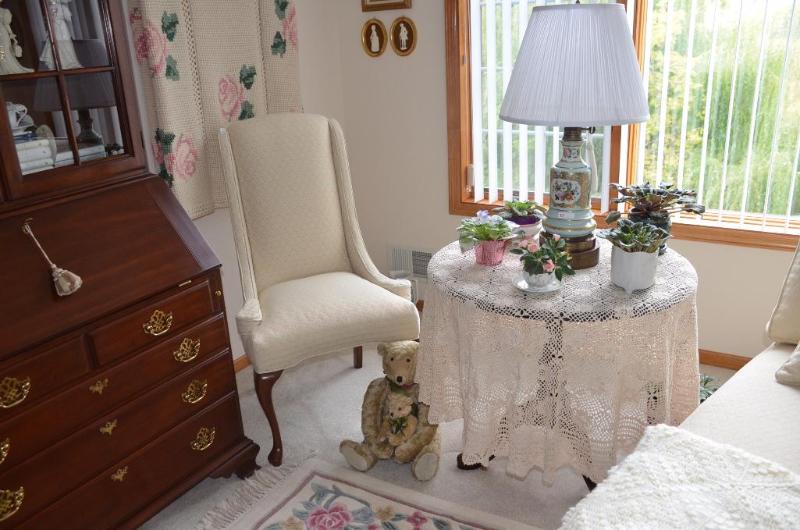lot 5 image: Very nice vintage chair. &nbspKind&nbspof c...