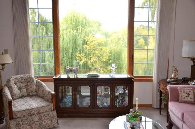 lot 7 image: Lighted Display case approx size 16" dee...
