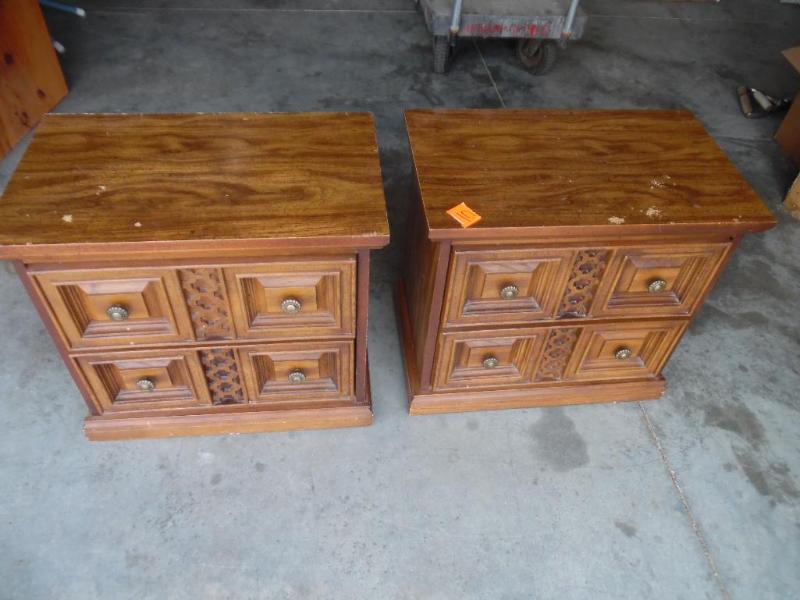 lot 10 image: Nightstands