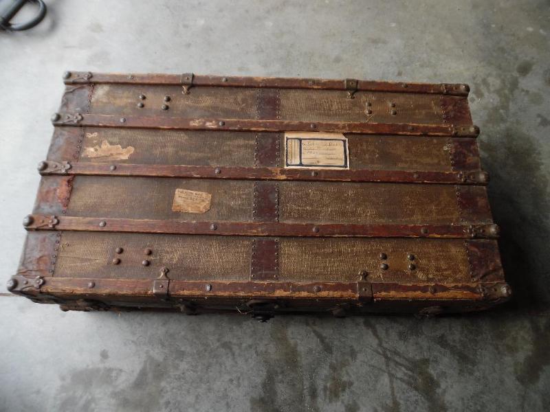 lot 11 image: Vintage trunk