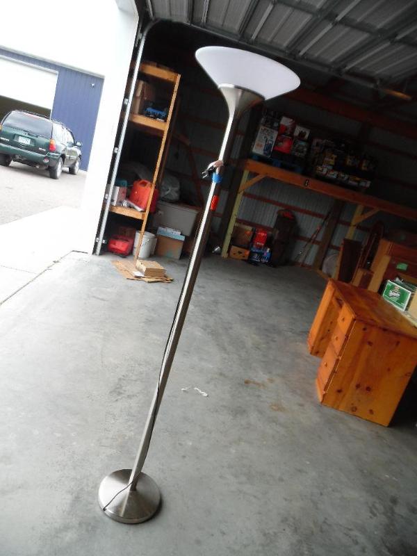 lot 18 image: Floor lamp
