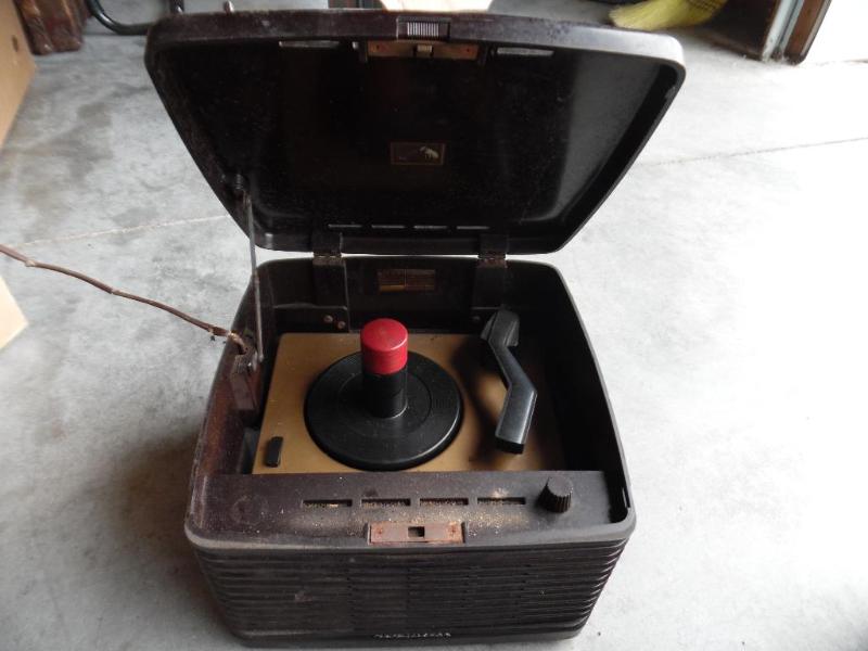 lot 22 image: Vintage RCA phonograph and wooden box