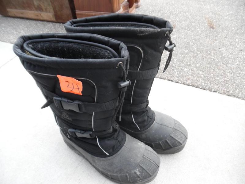 lot 34 image: Mens thermal boots