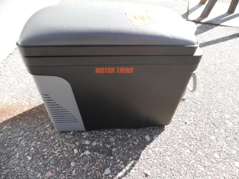 lot 44 image: Motor Trend coolerwarmer
