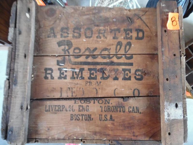 lot 8 image: Vintage wooden crate