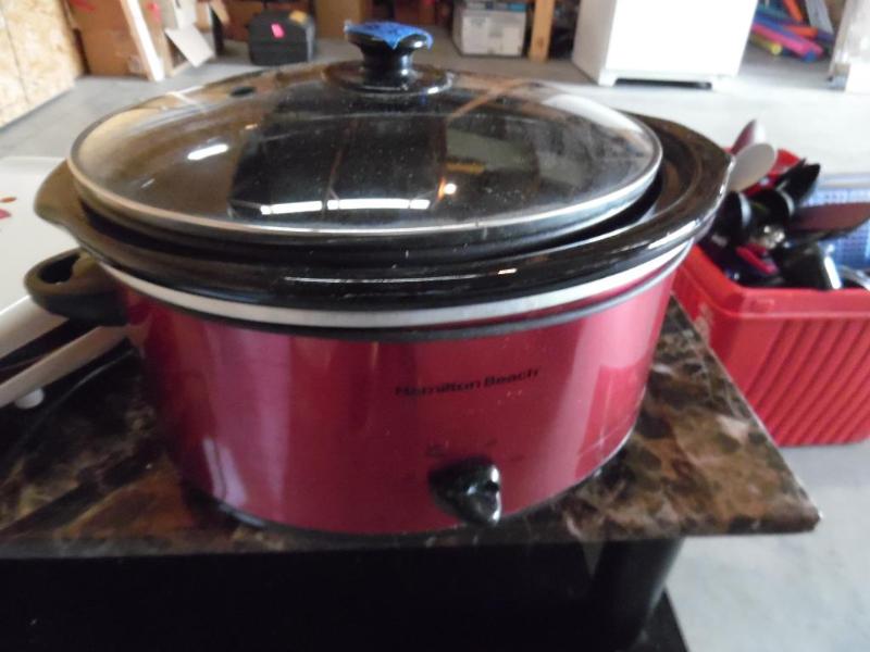 lot 17 image: Crock Pot and Waffle Maker