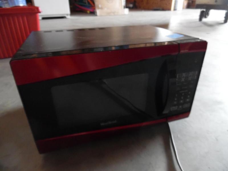 lot 2 image: Microwave