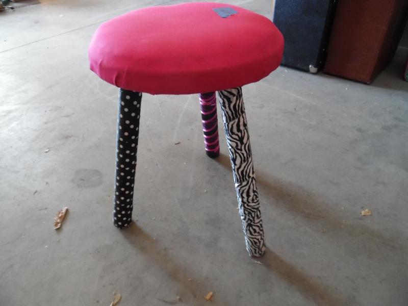 lot 24 image: Kids Stool