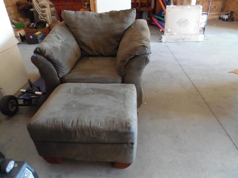 lot 4 image: Oversized Chair and Ottoman