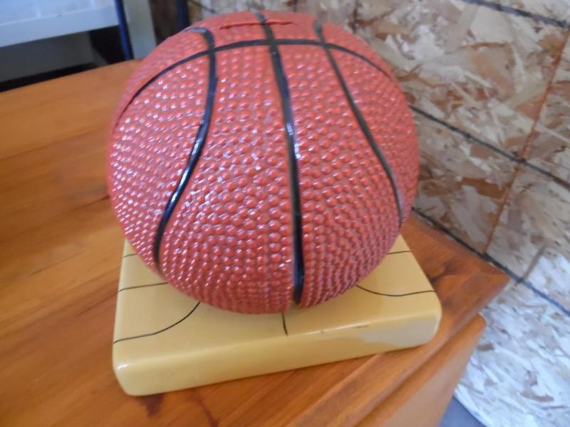 lot 41 image: Basketball coin bank