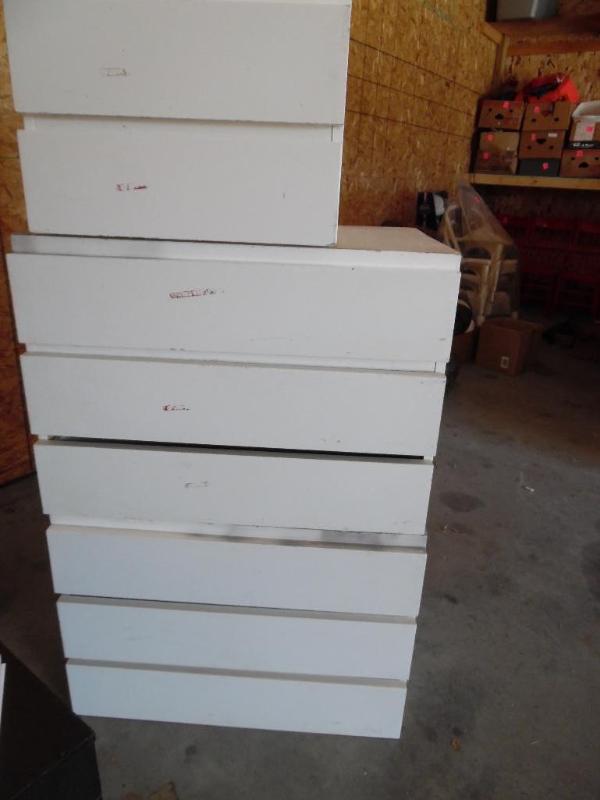 lot 9 image: Dressers