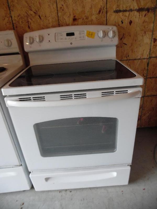 lot 4 image: GE Oven
