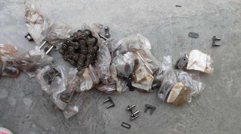 lot 15 image: Roller chain connecting links
