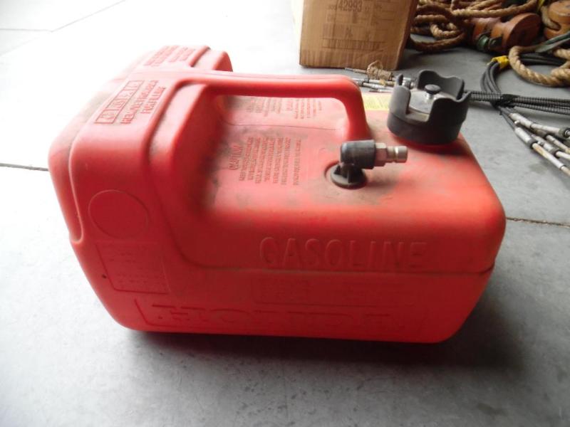 lot 17 image: Outboard motor gas tank