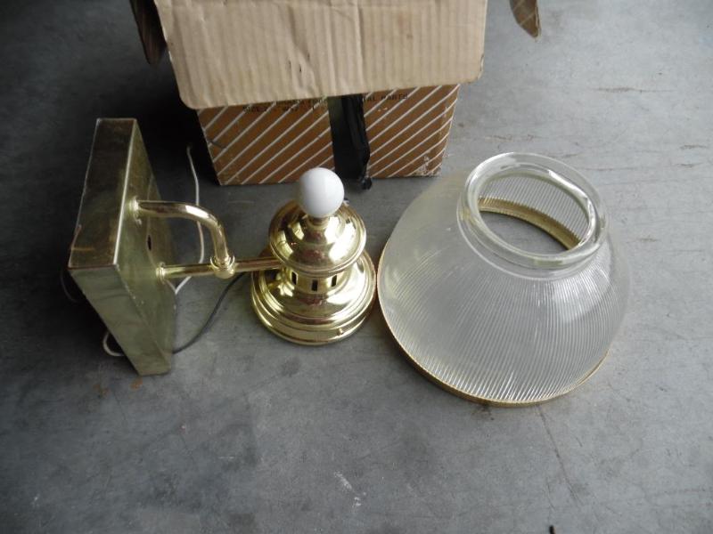 lot 24 image: Wall lamp