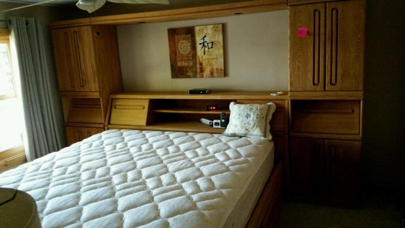 lot 6 image: Bedroom set
