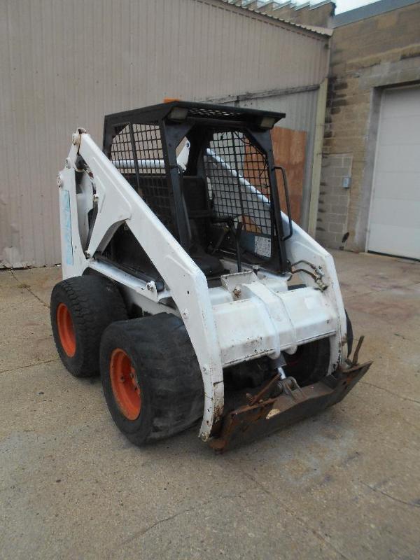 lot 1 image: Bobcat 773 Skidsteer. Diesel.