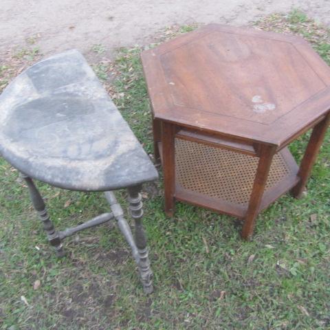 lot 135 image: Lamp & Wall Table