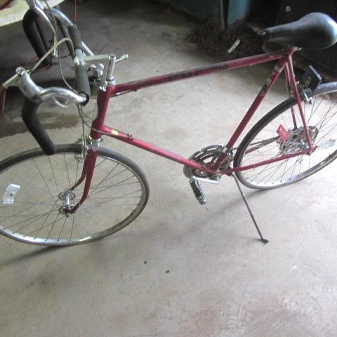 lot 173 image: Schwinn 10-speed Bicycle