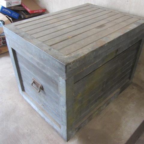 lot 2 image: Primitive Wood Railway Trunk