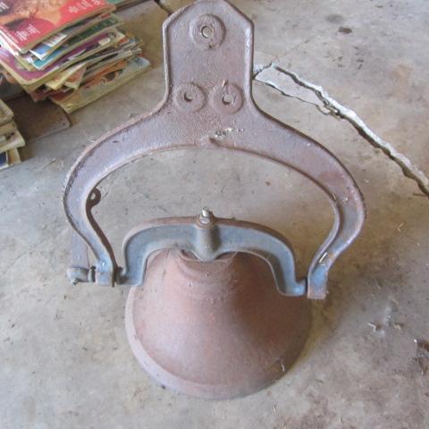 lot 20 image: Cast Iron Yard Bell
