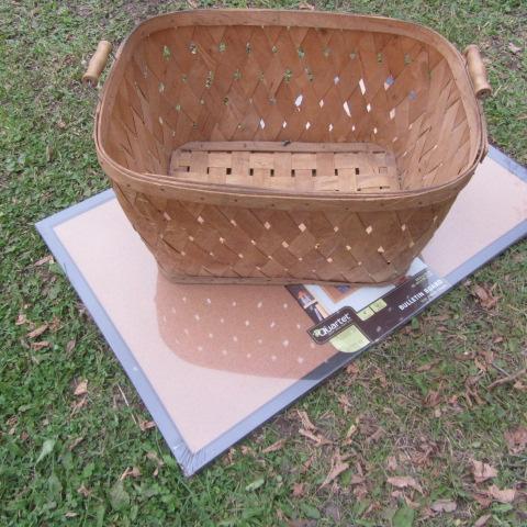 lot 206 image: Vintage Basket, Bulletin Board