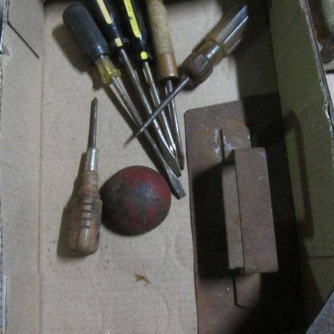 lot 222 image: Cleaver, Trowels, Tools