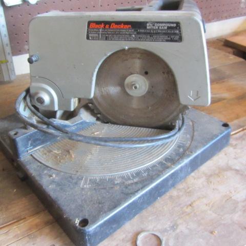 lot 25 image: Black & Decker Compound Miter Saw