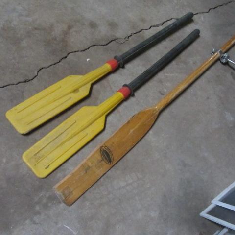 lot 288 image: Oar & Plastic Paddles