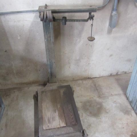 lot 3 image: Antique Platform Scale