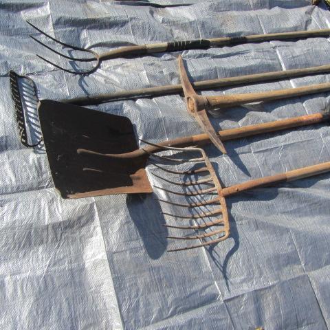 lot 48 image: Silage & Hay Forks, Shovel