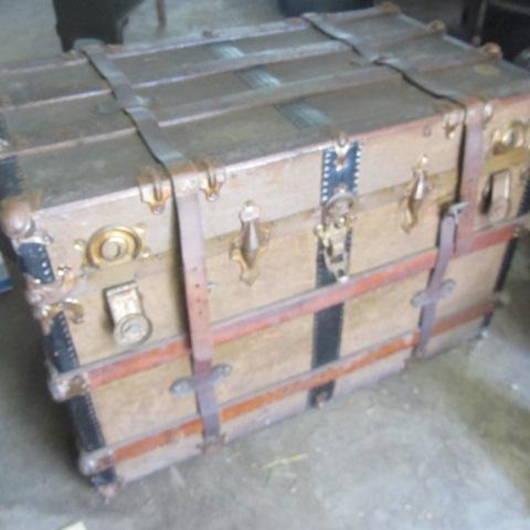 lot 52 image: Wood Strap Trunk
