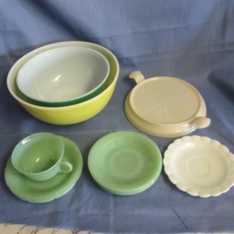lot 65 image: Pyrex, Fire King, Jadeite