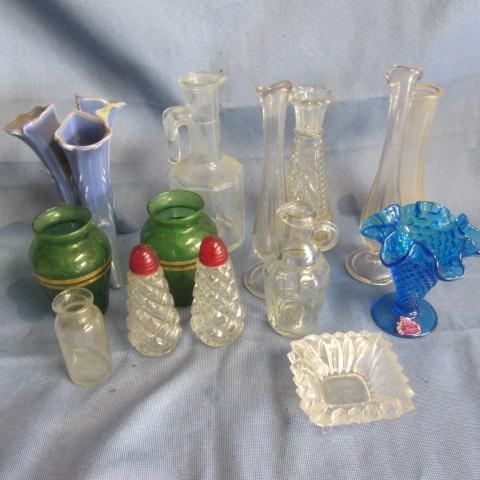 lot 75 image: Fenton, Bud Vases, Shakers