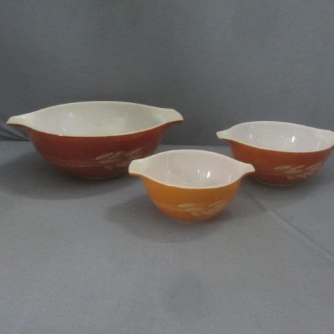 lot 164 image: Pyrex Nesting Bowls